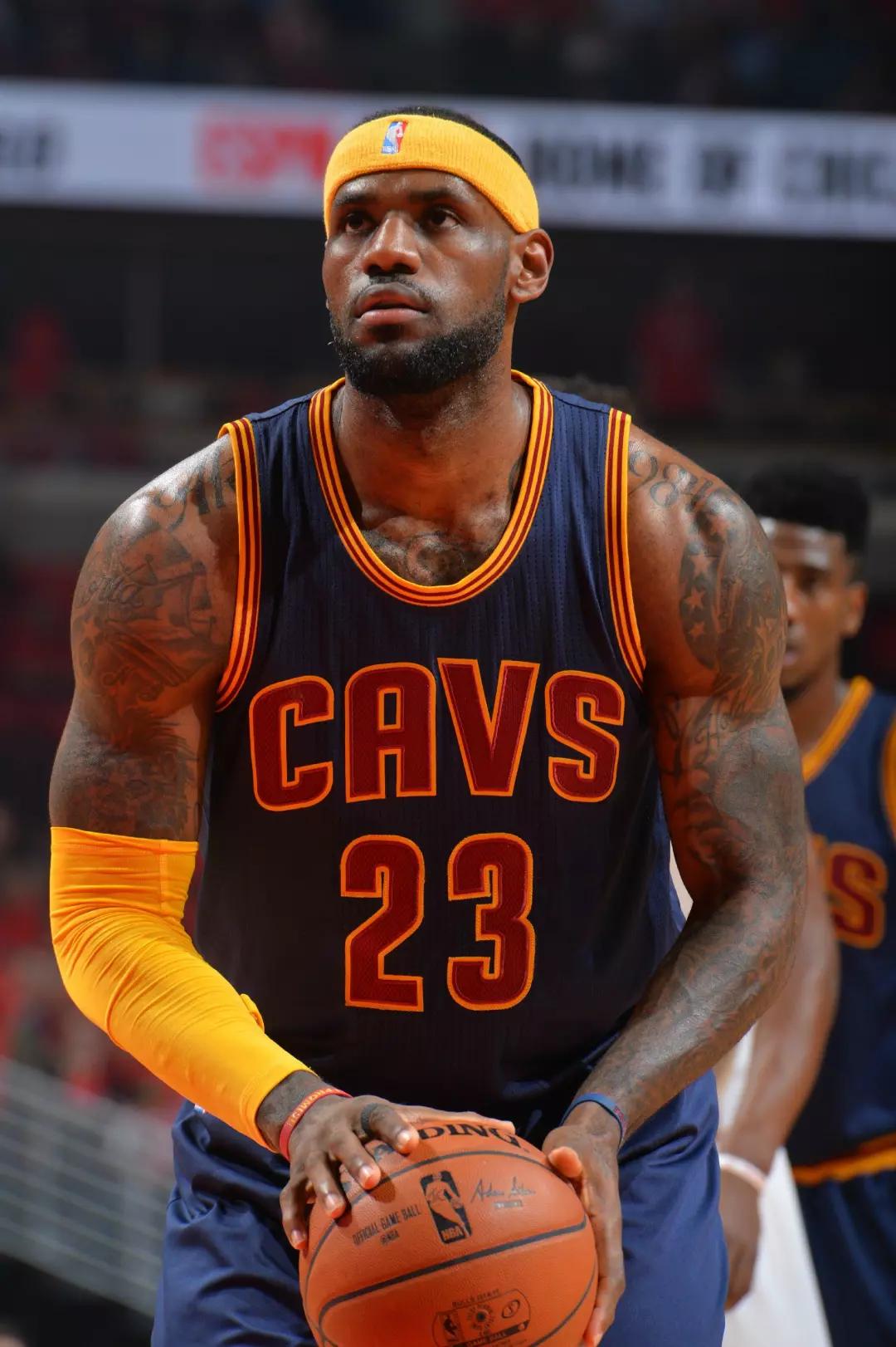 海港举办赛季总结会，王燊超乘直升机带冠军奖杯入场（海港赛季总结会：王燊超乘直升机捧杯亮相）