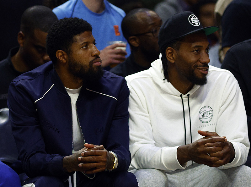 TA：多家豪门关注小将斯密特，阿尔克马尔对其估价约6000万欧（TA：阿尔克马尔为新星斯密特标价约6000万欧，多家豪门密切关注）