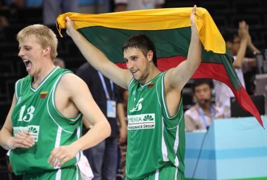 阿根廷队2026年世界杯球衣：经典蓝白条纹+黑色三道杠配饰（2026世界杯阿根廷球衣曝光：经典蓝白条纹配黑色三道杠点缀）