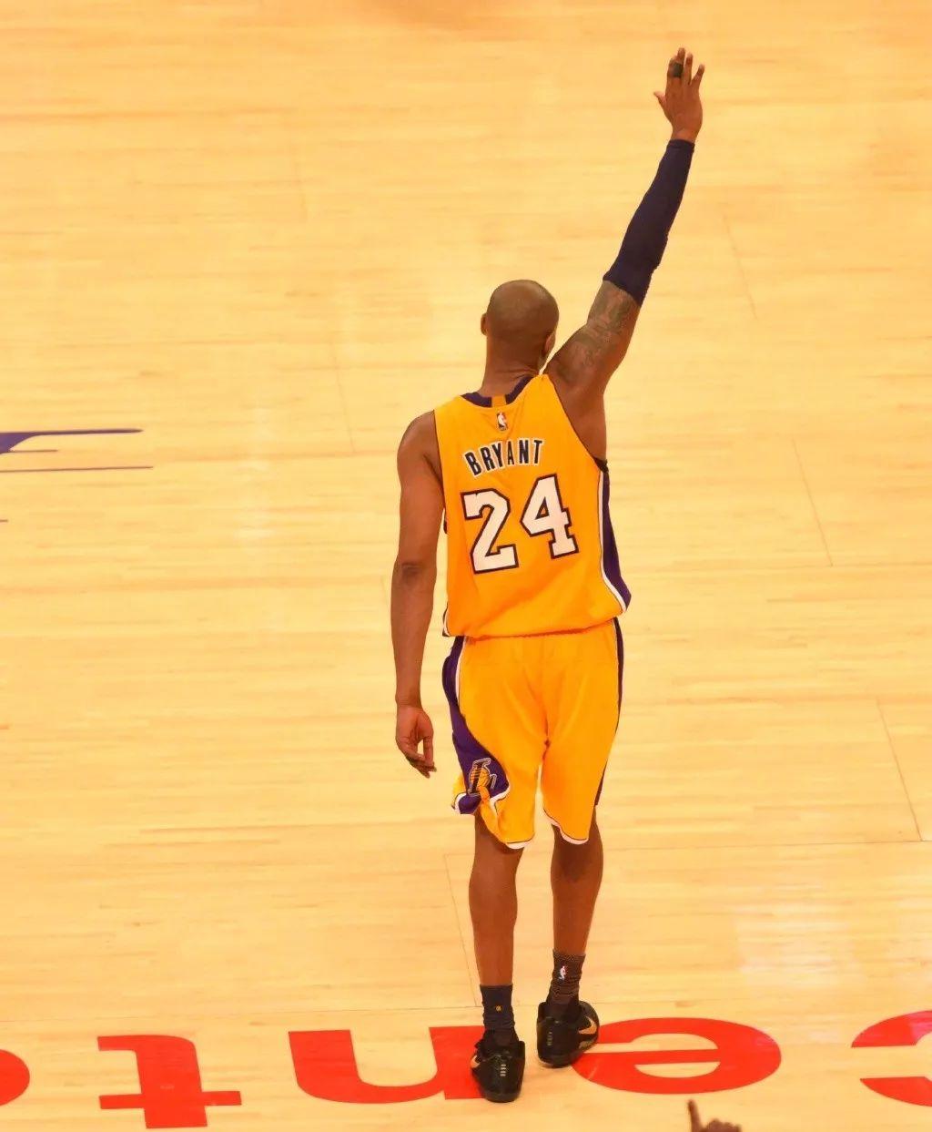 邵佳一告诫小球员：怎么能喝可乐呢，光跟老队员学散漫了（邵佳一提醒小球员：可乐怎能喝？别把老队员的散漫学去了）