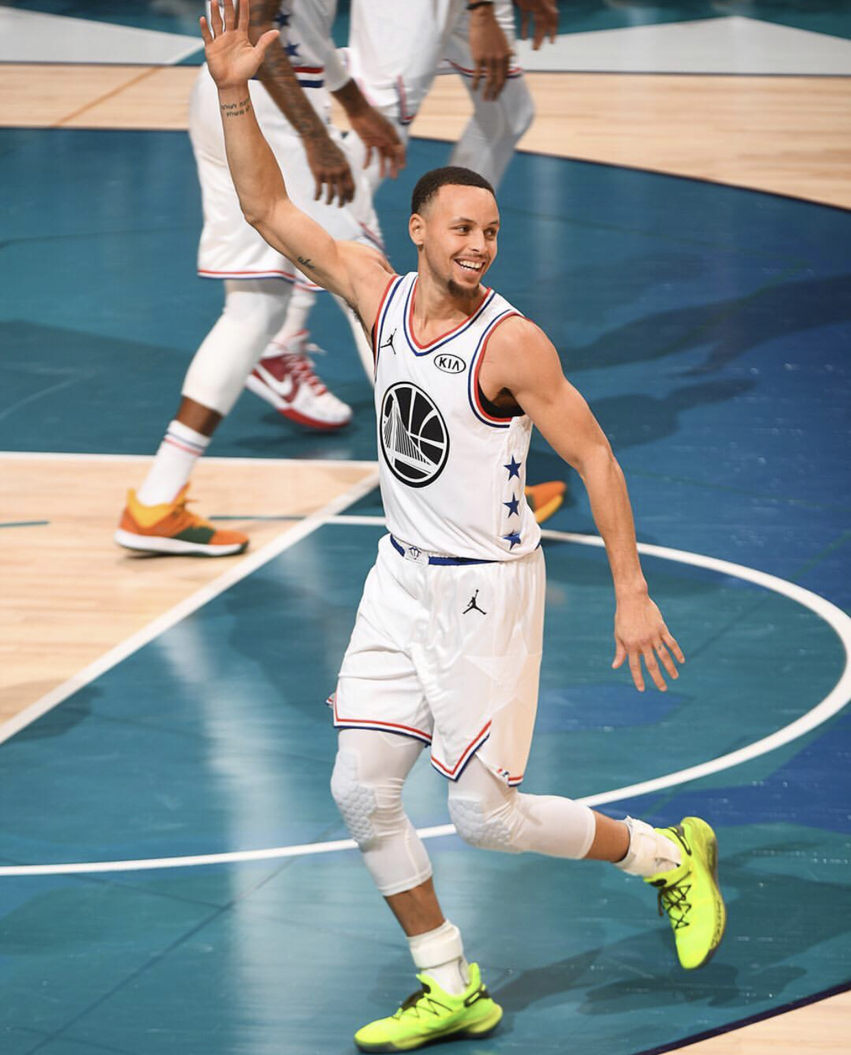 梅西世界波破门 帮助球队全取三分（梅西轰世界波建功 助球队带走三分）